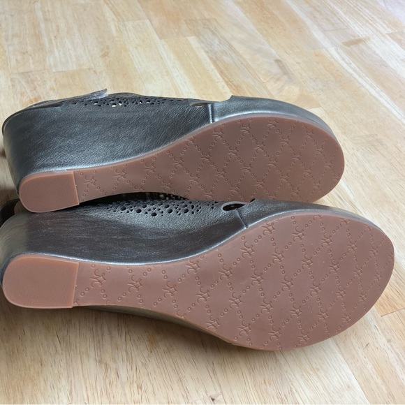 Johnston & Murphy Metallic Half-Medallion Wedge Sandals | Size 11 - Picture 4 of 13